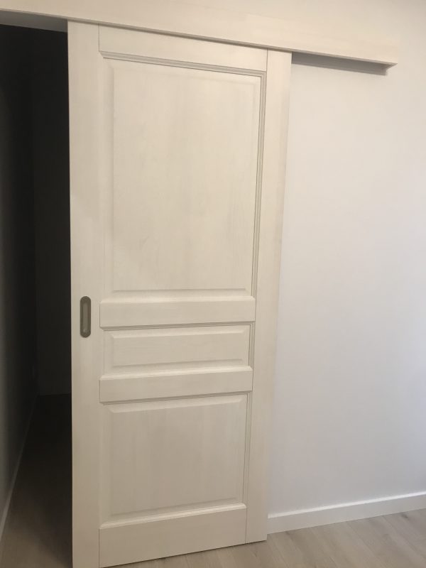 Pušinės stumdomos durys M5 baltas vaškas
