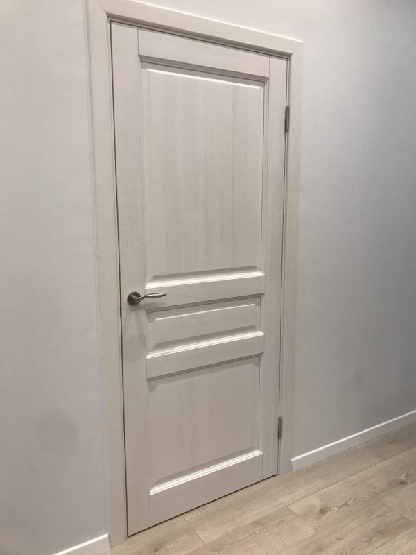 Pušinės durys M5 baltas vaškas